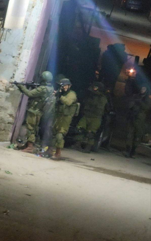  قوات الاحتلال تواصل اقتحام مخيم الفوار جنوب الخليل وسط مواجهات عنيفة